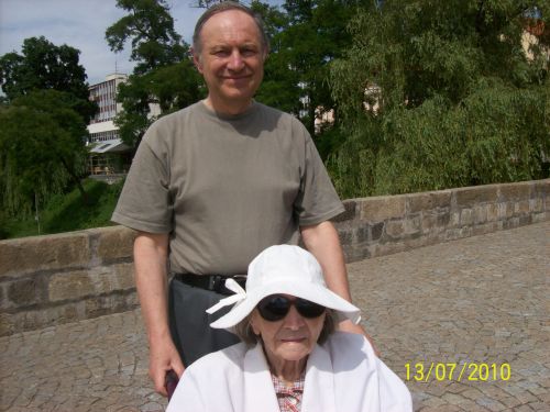 Tomáš Hlinka s maminkou Růženou na kamenném mostě v Písku roku 2010